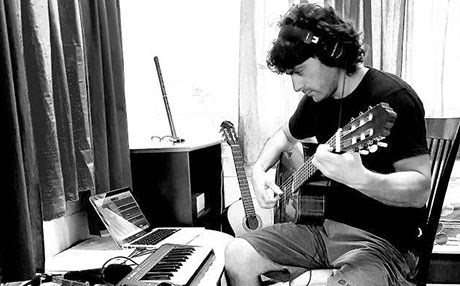 Kürt mülteci Manus adasında tutulduğu kampta klip çekti