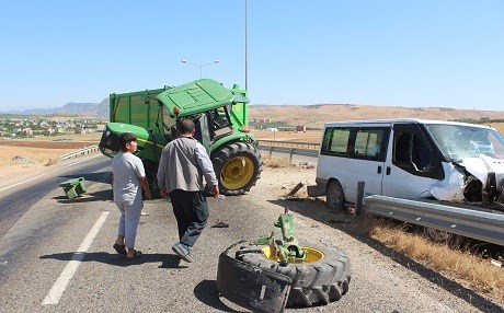 SÊRT - Traktor û minibus lihev ketin: 6 kes birîndar bûn