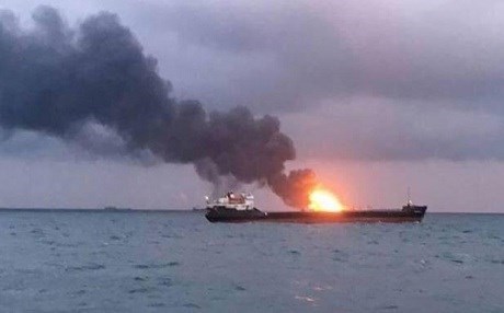 Umman Denizi’nde iki petrol tankerinde patlama