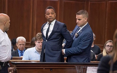 Oscar’lı oyuncu kelepçe ile mahkemeye götürüldü