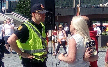 Norveç'te islam karşıtı bir kadın Kur'an-ı Kerim'i yere fırlattı