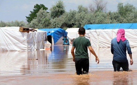 Çadirên karkerên demsalî di bin avê de man