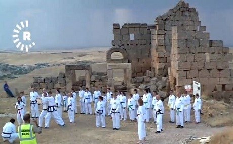 Grûpeke tekvandoyê ya Almanî li ber Keleya Zerzevan a Amedê rahênan dike