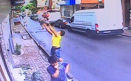 Cezayirli genç 2 yaşındaki Suriyeli kızın hayatını kurtardı