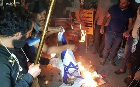 Iraklı göstericilerden Bahreyn Büyükelçiliğine baskın