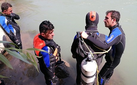 Pêşmergeyek di Rûbarê Pirje de xeniqî