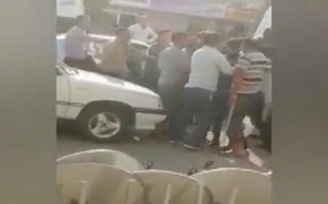 Milli Eğitim Müdürü'nün aracının önünü kesip sopayla saldırdılar