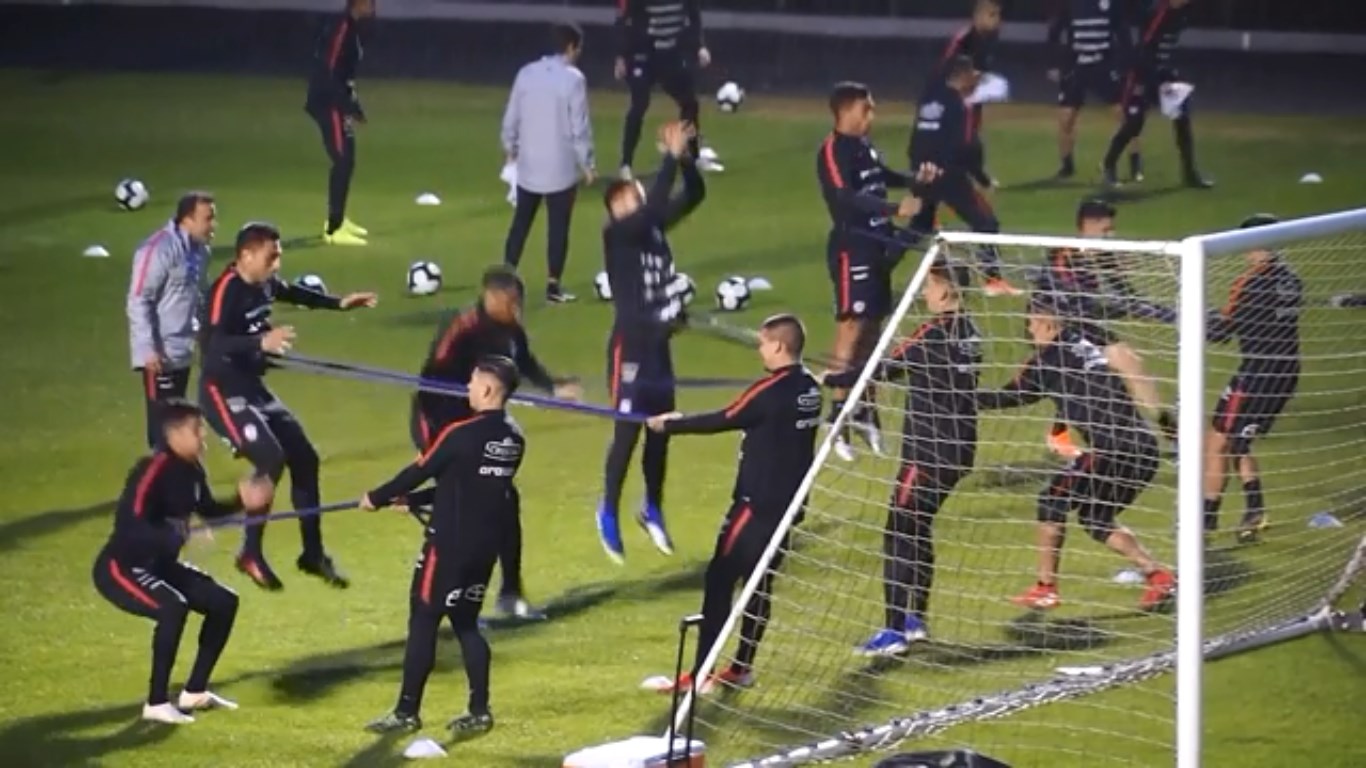 ڤیدیۆ؛ چیلی بەبێ سێ یاریزان خۆی بۆ بەرامبەر پێرو ئامادەدەکات