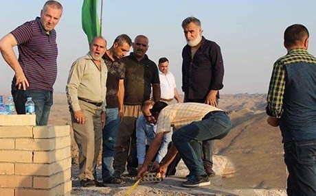 Weqfa Şîe li ser çiyayê Xurmatû mezarekî çêdike