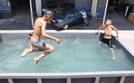 Serinlemek için kamyon kasasından havuz yaptı