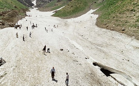 ÇOMAN – Di meha Tîrmehê de xwe li ser berfê dişemitînin