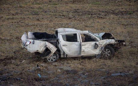 Diyarbakır'da kamyonet şarampole devrildi