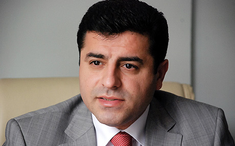 سەڵاحەدین دەمیرتاش سەردانی کەمپی مەخموور دەکات