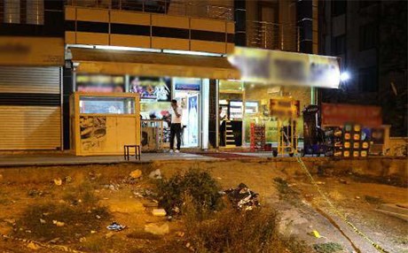 DİYARBAKIR - İş yeri önünde oturan adama kurşun yağdırdı