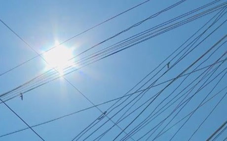 Zarokên Bexdayê ji ber germahiyê bê cil û berg in