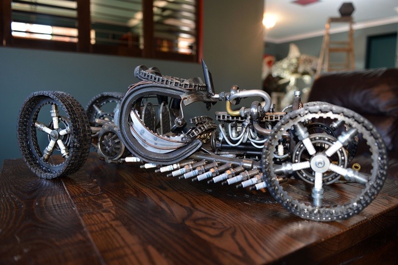 Hosteyekî otomobîlan bi hesin peykerên balkêş çêdike