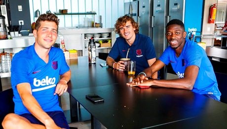 بە ڤیدیۆ هاوڕێیەتی گریزمان و یاریزانانی بارسێلۆنا