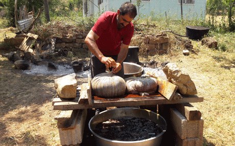 DERSİM - Asırlık dut ağaçlarından lezzetli pekmez üretiliyor