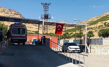 MARDİN - Derik'te taş, sopa ve silahlı arazi kavgası