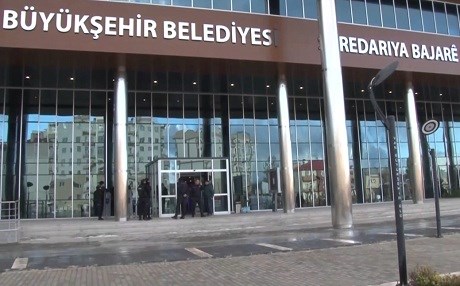 Şaredariya Wanê wergirtina karmendên zilam rawestand