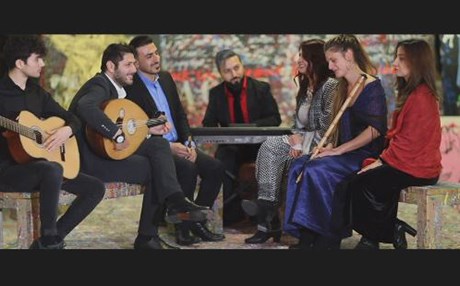 گرووپێک بە چوار زمان گۆرانییەکی مەزهەری خالقی دەڵێنەوە