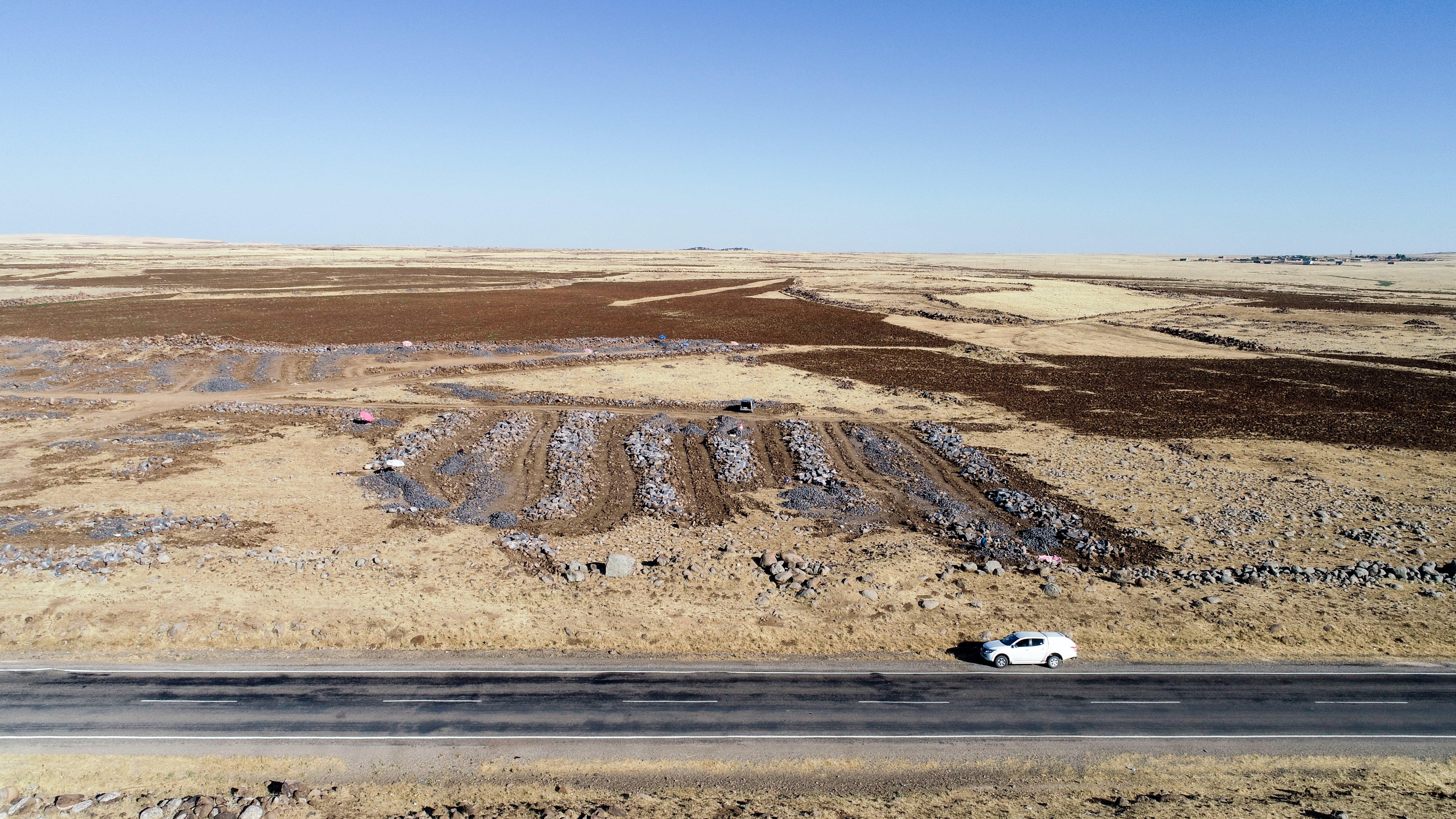 FOTO - Kaldırım taşlarına elleriyle şekil veriyorlar