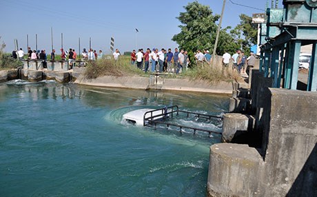 Sulama kanalına düşen 5 kişiyi kurtaran sürücü boğuldu