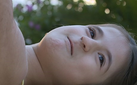 Zarokeke Kurd ku mejiyê wê felc bûye, Îngilîzî dizane