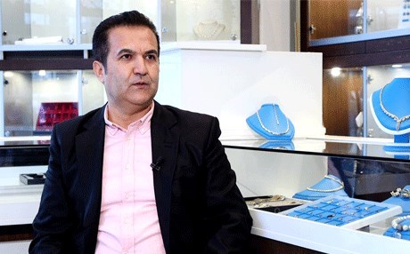 Li cadeyan qayîşên saetan difirot lê niha milyoner e