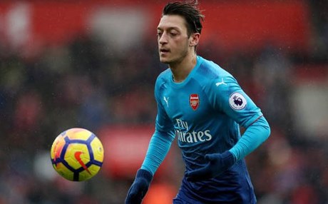 أوزيل يتعرض لهجوم بسكاكين من قبل مجهولين في لندن