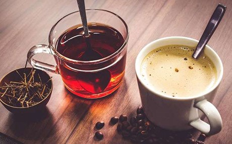 پزیشکێک: لە وەرزی گەرما پێویستە دووربکەوینەوە لە خواردنەوەی چا و قاوە