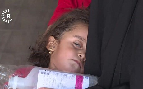 Heyva Sor a Kurd li kampa Holê xizmetên pizîşkî dide zarokên nexweş