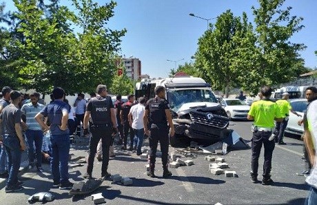 AMED - Minîbûs û traktor li hev qelibîn: 16 birîndar
