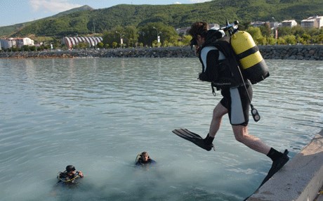 Dalgıçlar, Van Gölü'nde temizlik yaptı