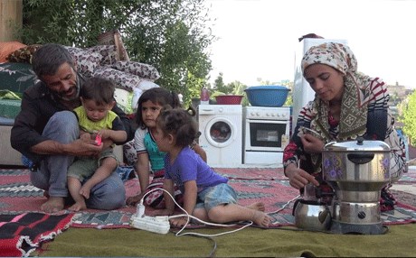 Yüksekova’da evsiz kalan bir aile 2 haftadır yardım bekliyor