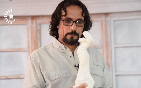 Peykersazê Kurd li cîhanê deng vedaye lê li Îranê guh nadin karî wî