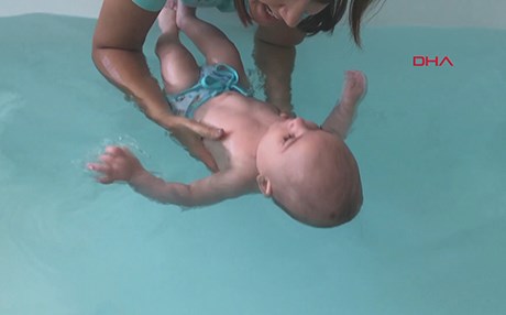 لە تورکیا راهێنەرێكی نێودەوڵەتی منداڵانی تەمەن 2-30 مانگ فێری مەلەوانی دەکات