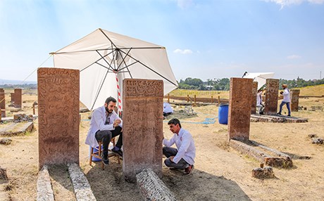 BİTLİS - Asırlık mezar taşları maharetli ellerle temizleniyor