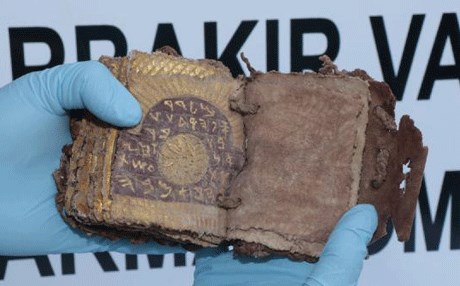 Diyarbakır’da Roma dönemine ait altın yazmalı kitap ele geçirildi