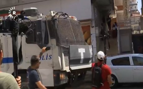 DİYARBAKIR - HDP’liler ile polis arasında arbede