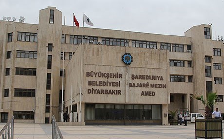 AMED - Di roja yekem a qeyûm de 40 karmend ji kar hatin dûrxistin