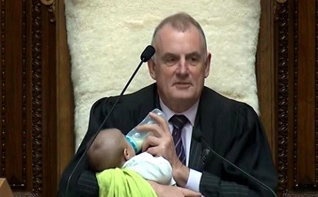 Meclis Başkanı, kürsüsünde bebeğe biberonla süt verdi