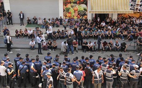 HDP’li vekillerden oturma eylemi