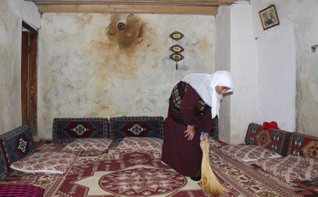 Di temenê xwe yê 105 saliyê de hemû karên malê bi xwe dike