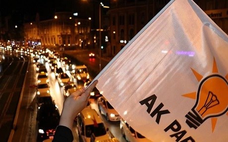 AK Parti'den 3 eski bakan ve 2 eski vekili istifa etti