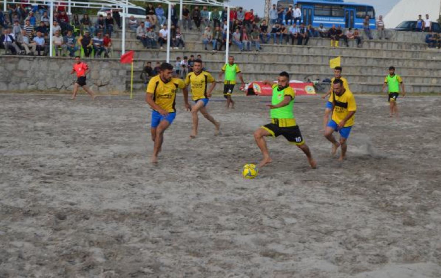 Van Gölü sahilinde plaj futbolu heyecanı