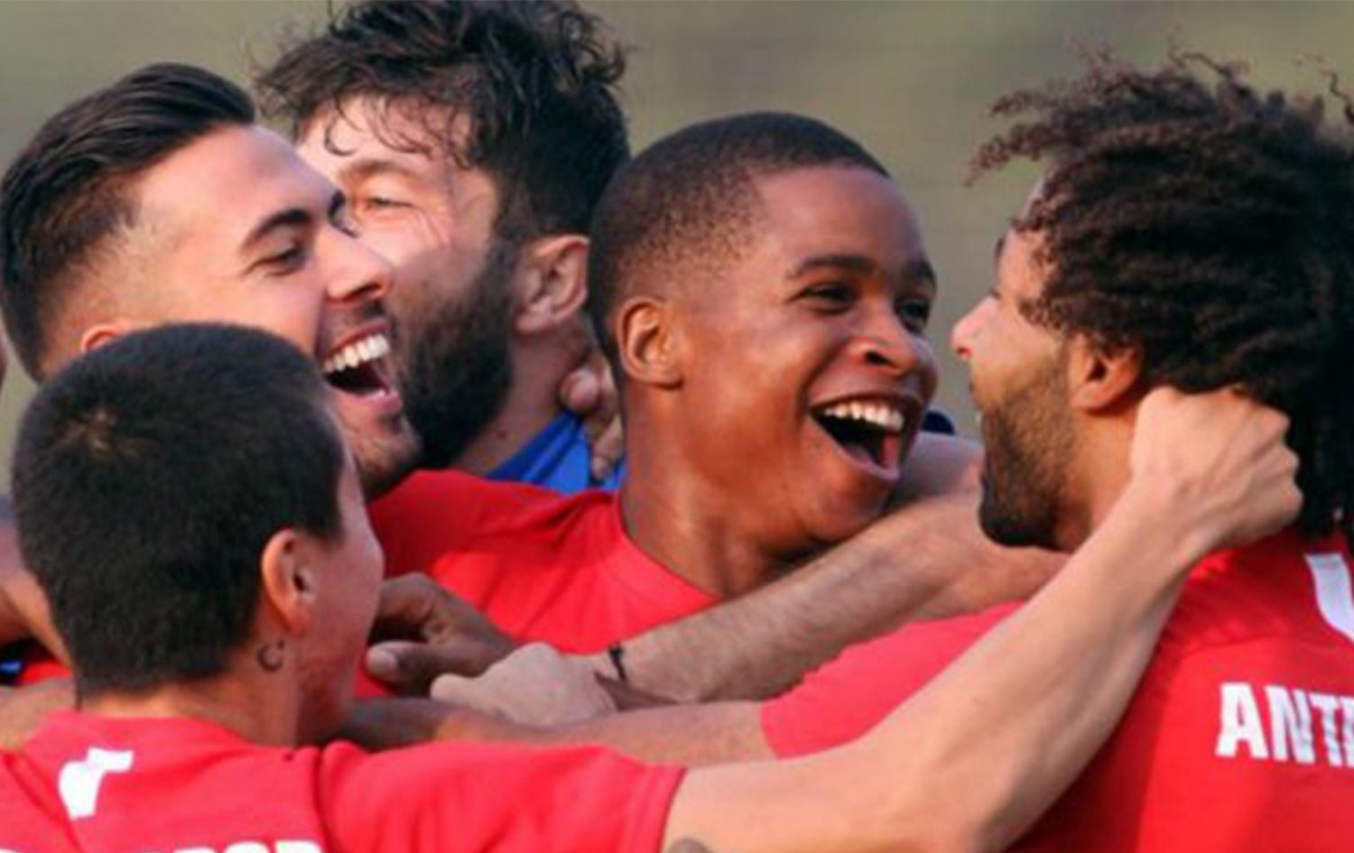 İlk maaşıyla eski takım arkadaşlarına krampon hediye etti