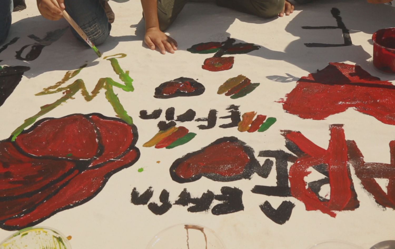 Zarokên koçberên Efrînê mezintirîn tablo li cîhanê çêkirin