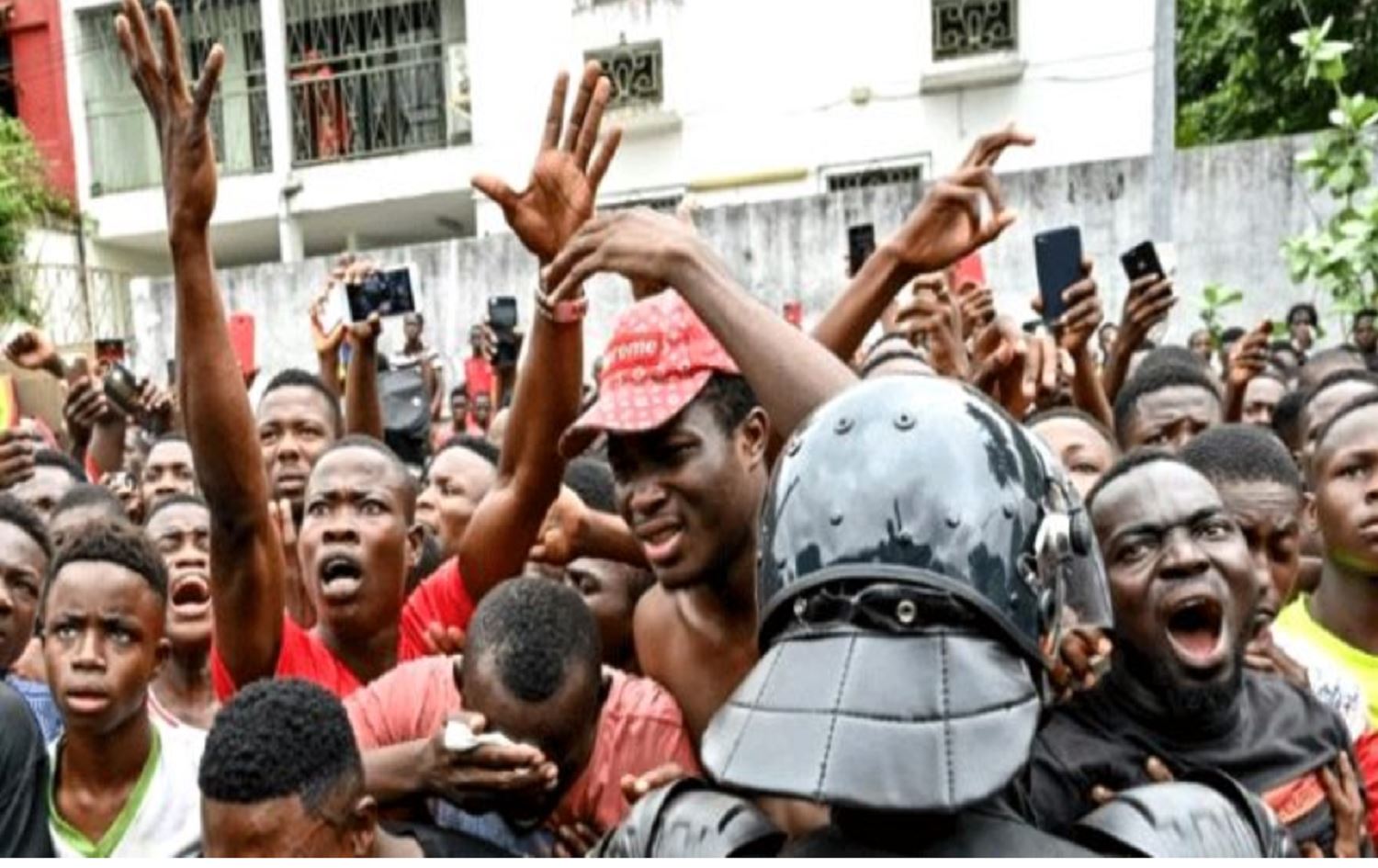 Hayranları DJ Arafat'ın mezarını tahrip etti