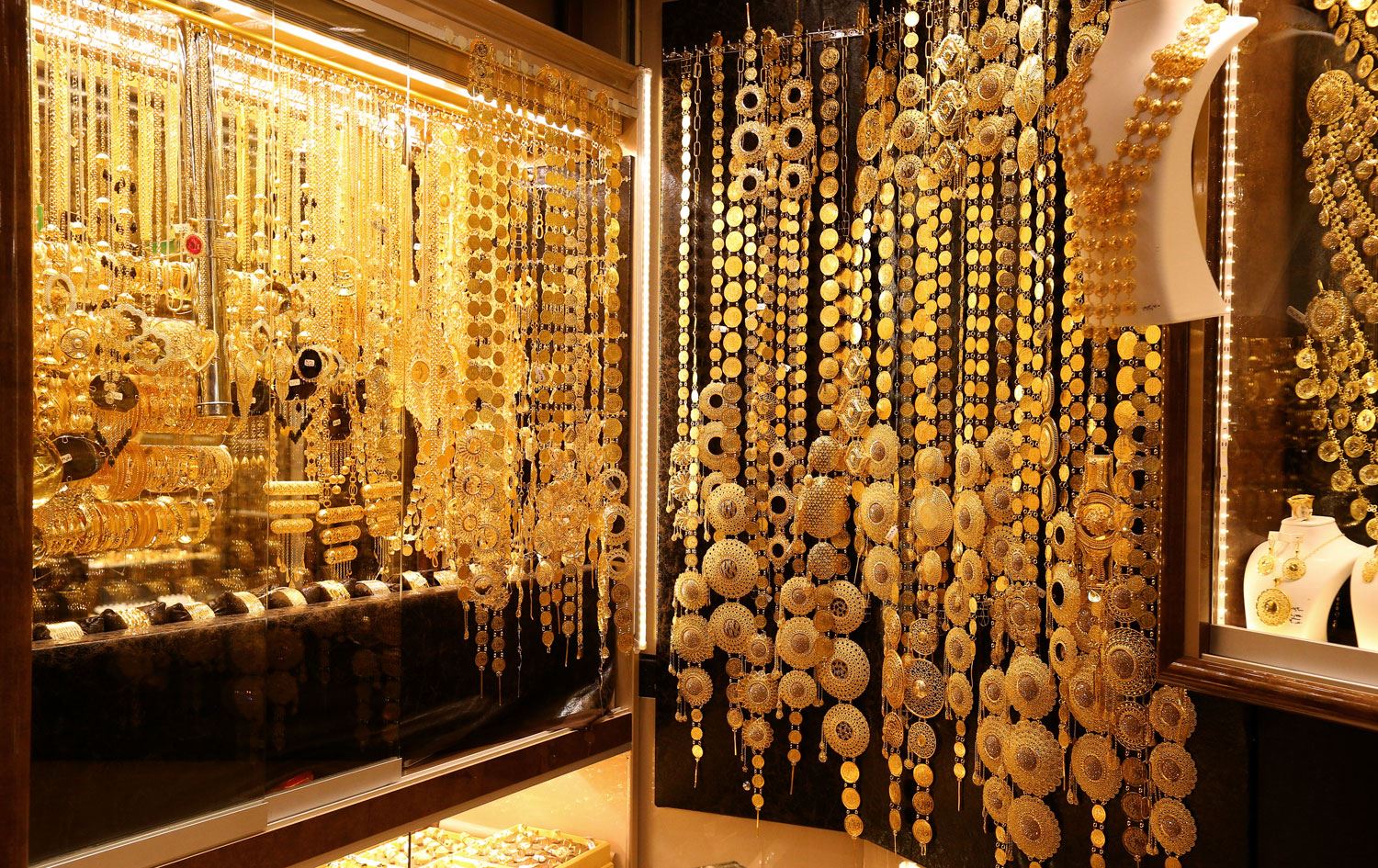 شەڕی بازرگانی و دابەزاندنی سوودی بانكی نرخی زێڕیان بەرزكردەوە